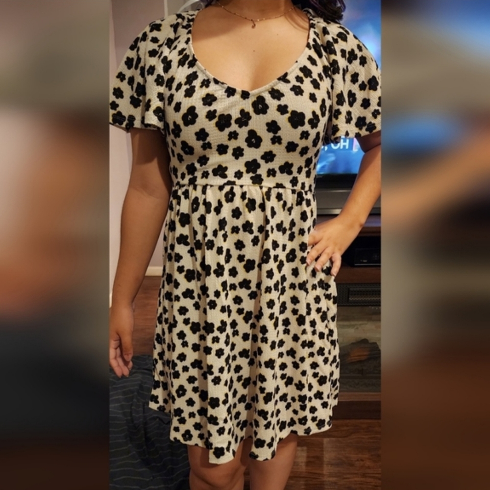 Primark Care NWT Black and White Flowery Women's Dress Size 10‎